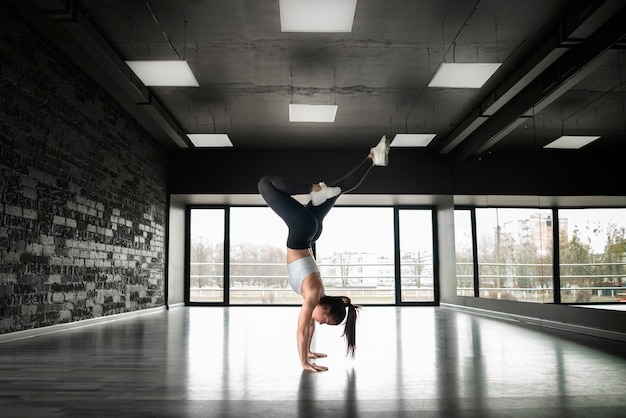 Foto grátis mulher com abdômen visível fazendo fitness