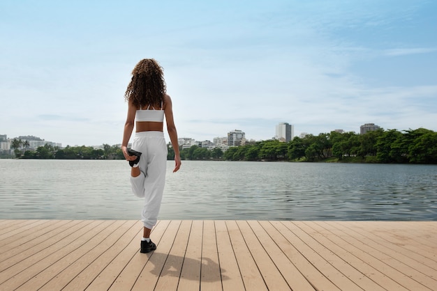 Mulher com abdominais visíveis a fazer fitness.