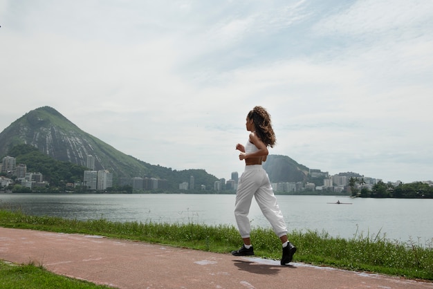 Mulher com abdominais visíveis a fazer fitness.