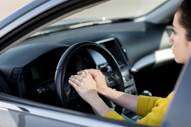 Mulher com as mãos no volante