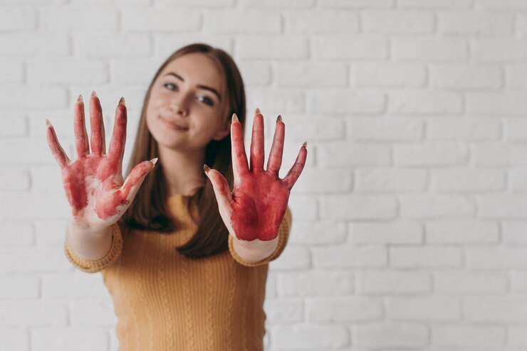 Foto grátis mulher com as mãos pintadas de frente