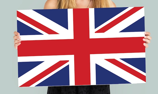 Mulher com as mãos segurando a bandeira do Reino Unido Patriotismo