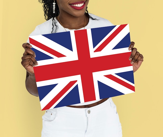 Foto grátis mulher com as mãos segurando a bandeira do reino unido patriotismo