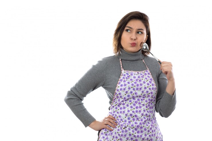 Foto grátis mulher com avental roxo e segurando uma colher