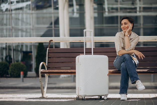 Foto grátis mulher com bagagem no aeroporto