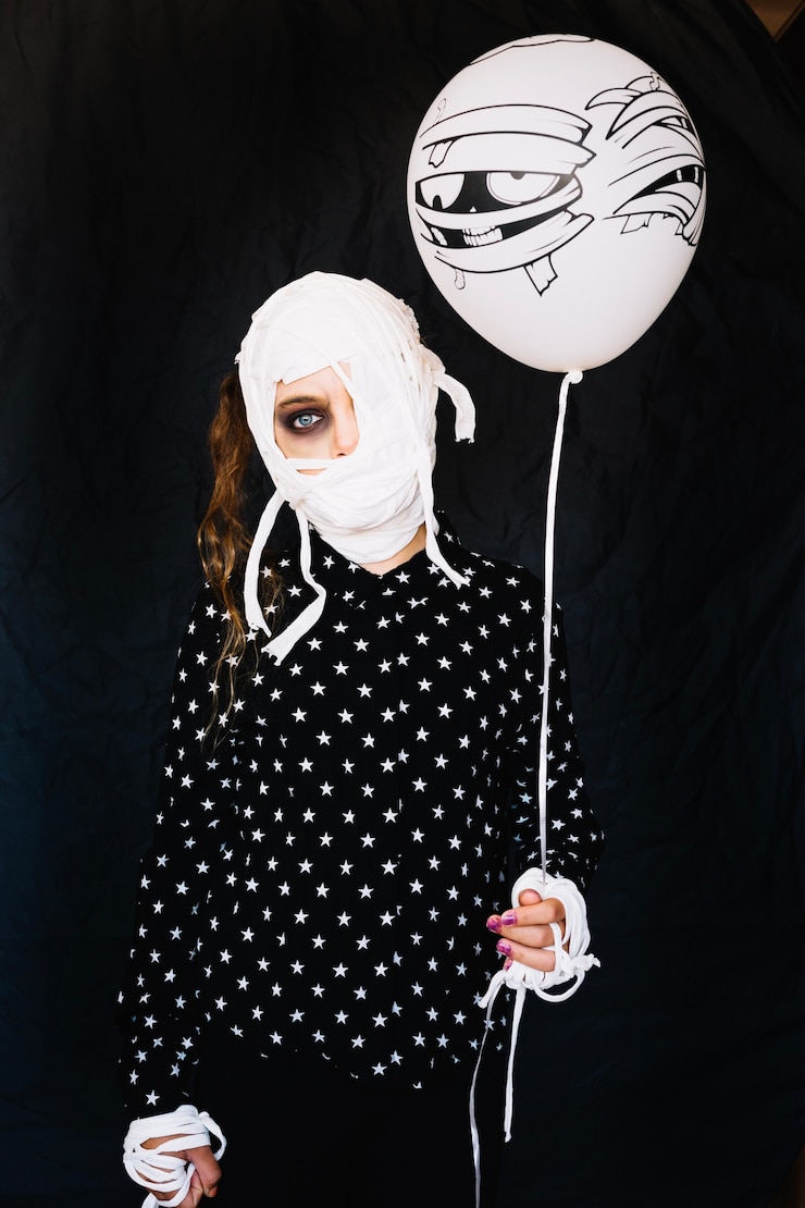 Foto grátis mulher com balão cercado com balão