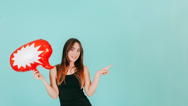 Foto grátis mulher com balão de expressão apontando para a direita