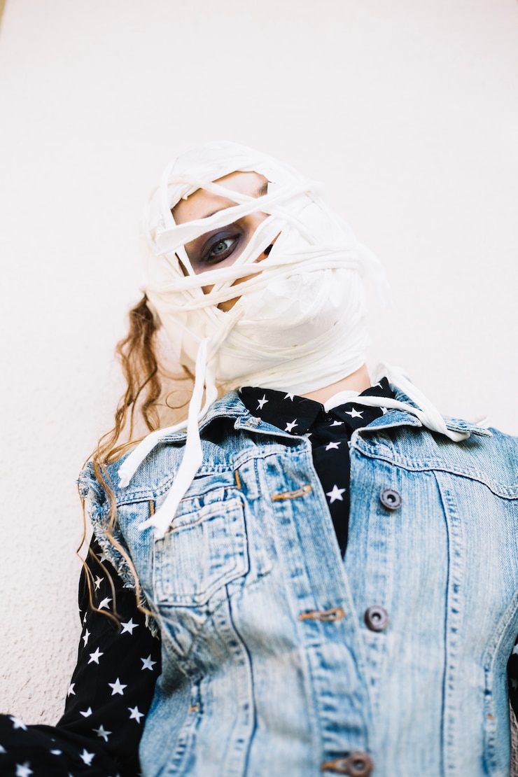 Foto grátis mulher com bandagem no rosto