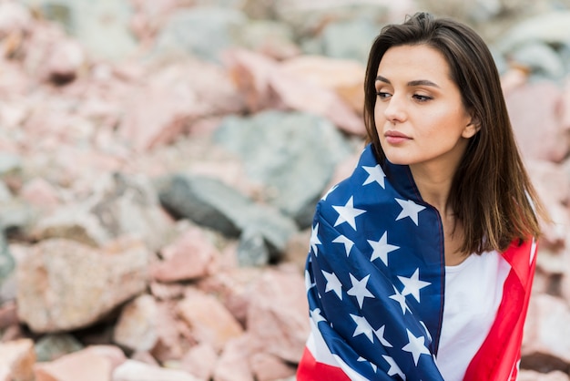 Foto grátis mulher, com, bandeira americana, em, lago