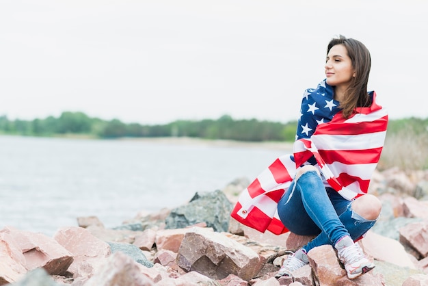 Foto grátis mulher, com, bandeira americana, perto, mar