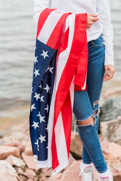 Foto grátis mulher, com, bandeira americana, por, a, mar