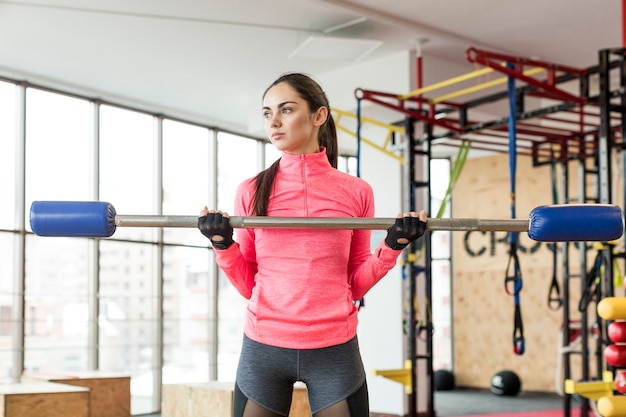 Mulher, com, barbell, em, ginásio