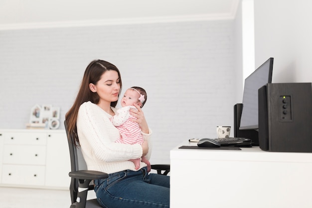 Foto grátis mulher, com, bebê computador