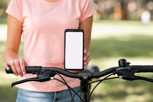 Mulher com bicicleta cópia espaço celular