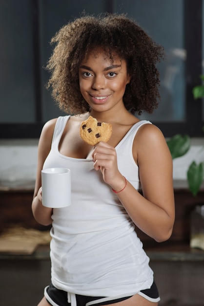 Foto grátis mulher com biscoito na cozinha