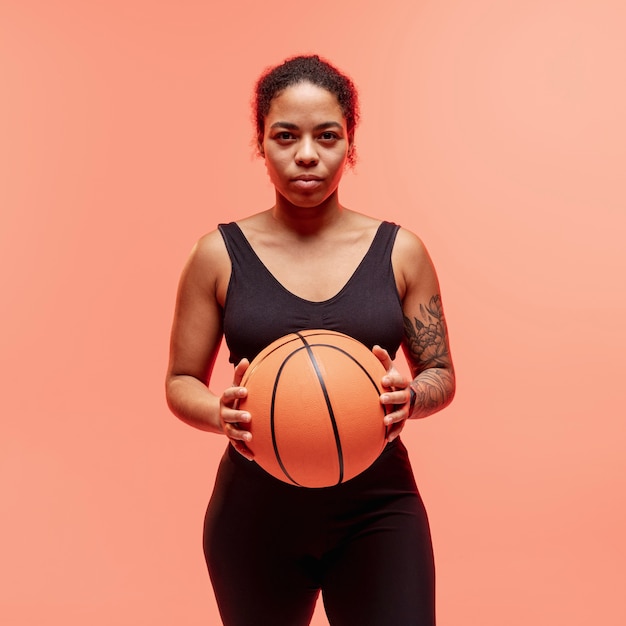 Mulher com bola de basquete