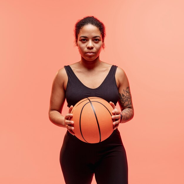 Mulher com bola de basquete