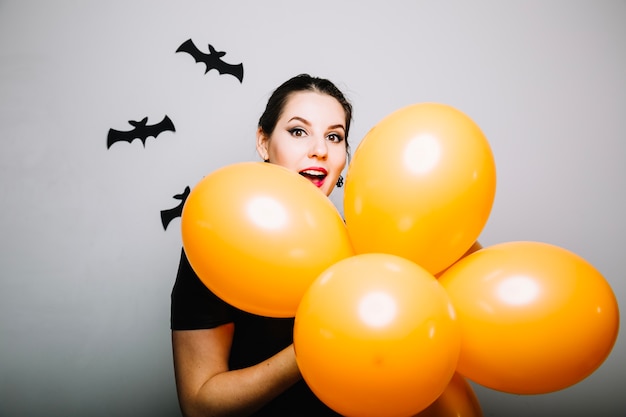 Mulher com bolas de laranja