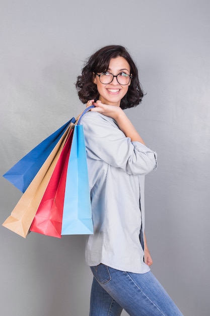 Mulher, com, bolsas para compras, atrás de, costas