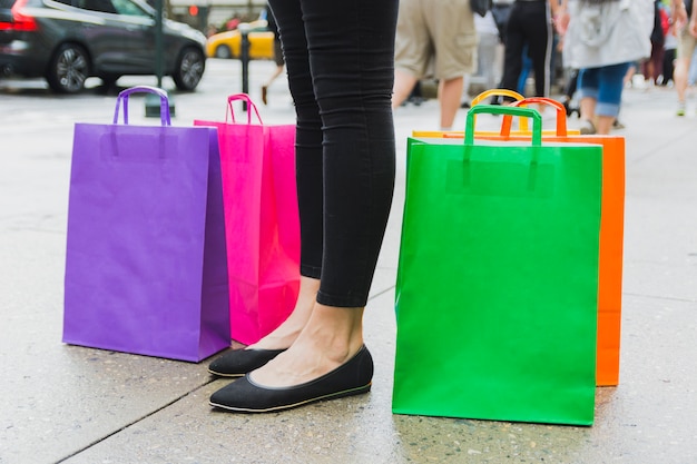 Mulher, com, bolsas para compras, ligado, passagem