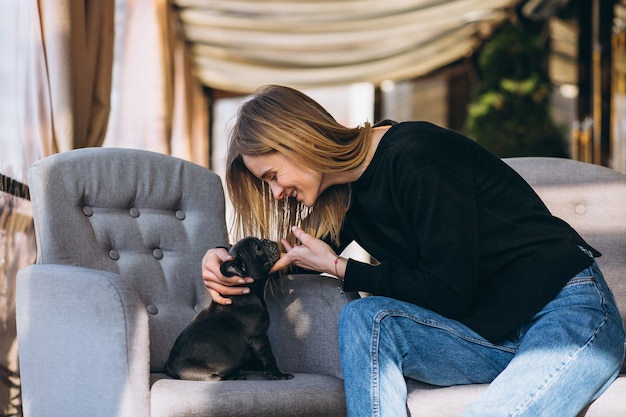 Mulher, com, buldogue, sentando, em, um, café