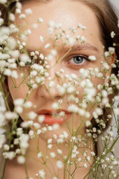 Foto grátis mulher com buquê de flores