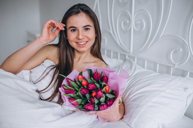 Foto grátis mulher, com, buquê flores, cama