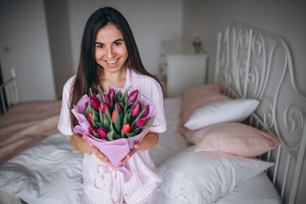 Mulher, com, buquê flores, em, quarto