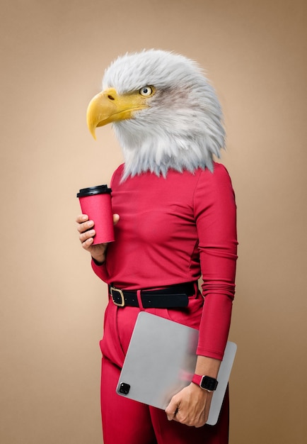 Mulher com cabeça de águia segurando uma cor de café do ano 2023