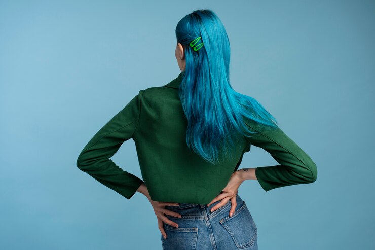 Foto grátis mulher com cabelo azul vista traseira