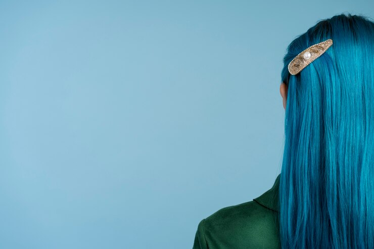 Foto grátis mulher com cabelo azul vista traseira