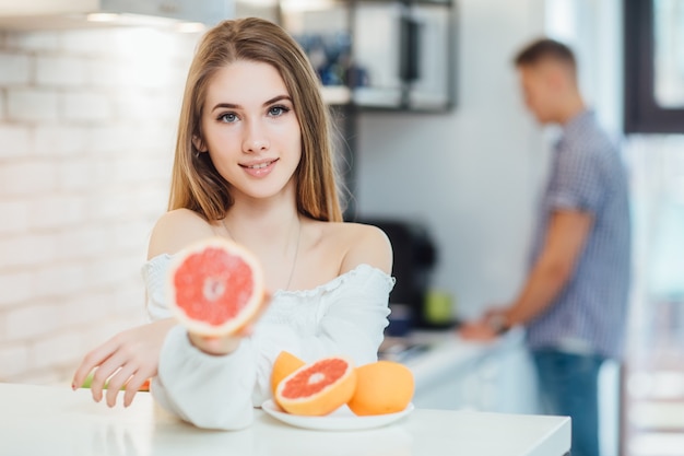 Mulher com cabelo comprido, menina, olhos coloridos, maquiagem, segurando, grapefruit, cítrico