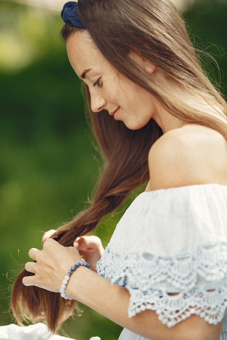Foto grátis mulher com cabelo comprido. senhora de vestido azul. menina com natureza intocada.