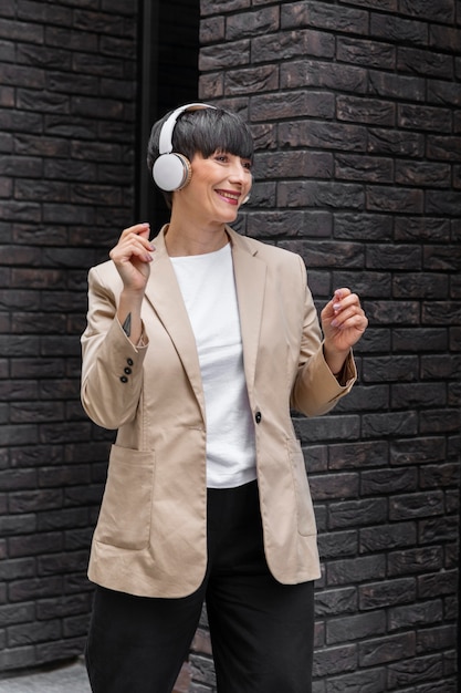 Mulher com cabelo curto ouvindo música