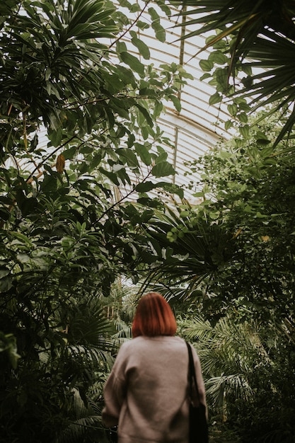 Foto grátis mulher com cabelo ruivo, em kew garden, londres