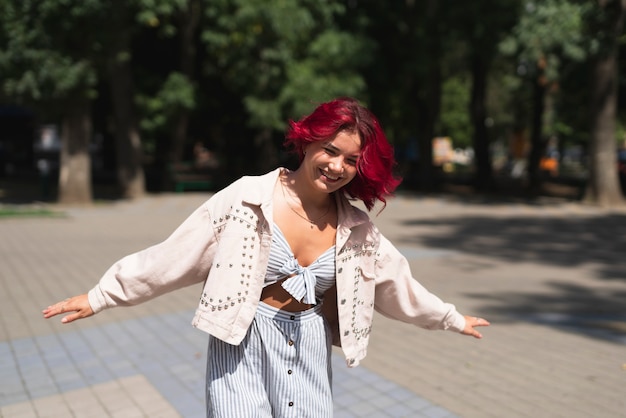 Mulher, com, cabelo vermelho, parque