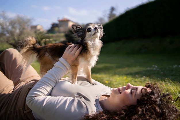 Mulher com cachorro chihuahua