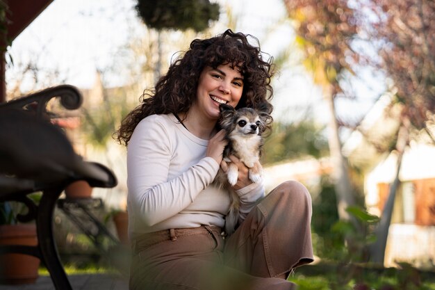 Foto grátis mulher com cachorro chihuahua