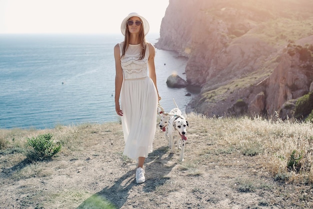 mulher com cachorro dalmatin ao ar livre