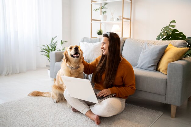 Mulher com cachorro e laptop