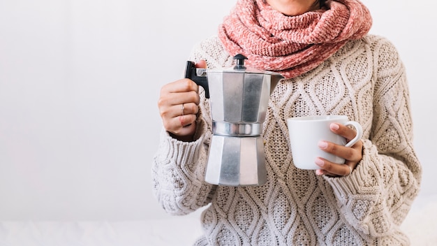 Foto grátis mulher, com, cafeteira, e, copo