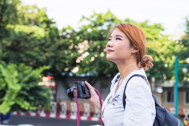 Foto grátis mulher, com, câmera, ligado, rua