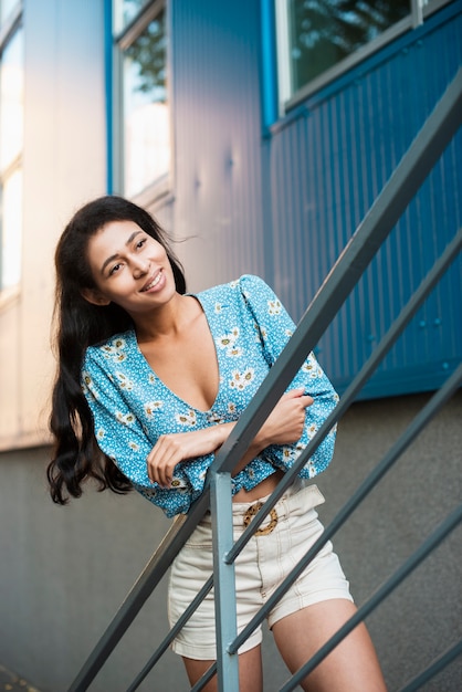 Mulher com camisa floral, olhando para longe