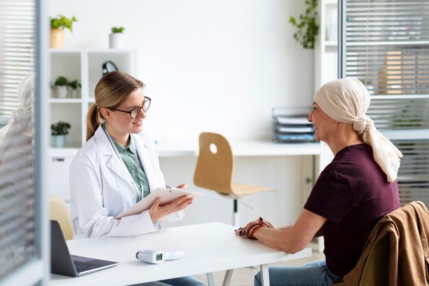 Mulher com câncer de pele conversando com o médico