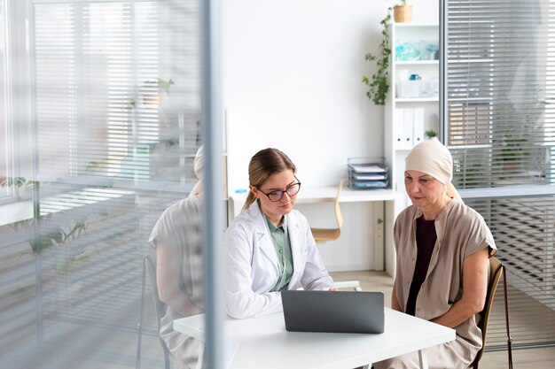 Mulher com câncer de pele conversando com o médico