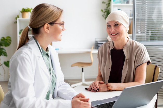 Mulher com câncer de pele conversando com o médico