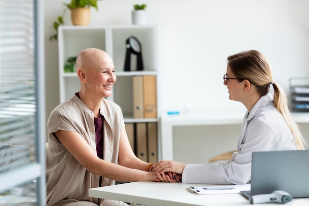 Mulher com câncer de pele conversando com o médico