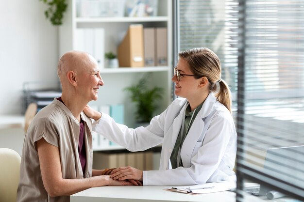 Mulher com câncer de pele conversando com o médico