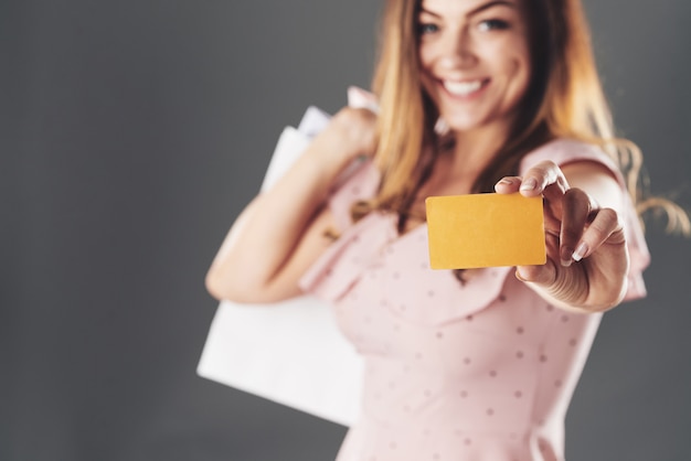 Mulher com cartão de desconto