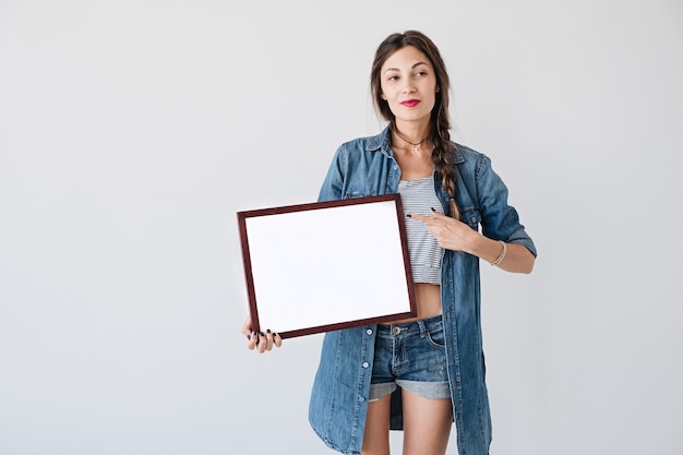 Foto grátis mulher com cartaz publicitário ou cartaz